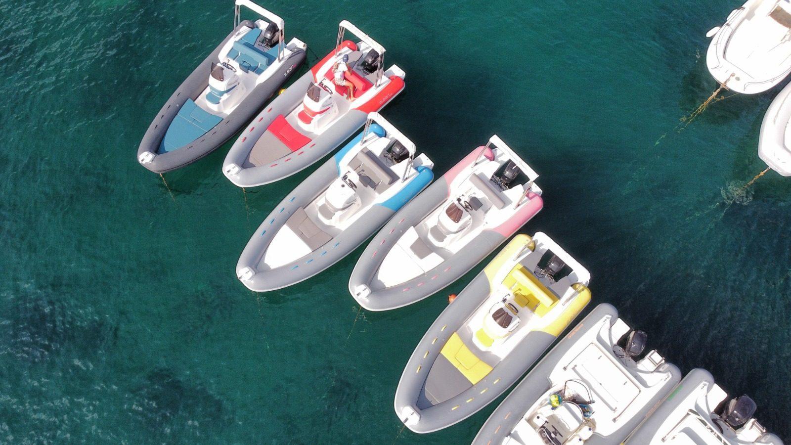 Scopri l'isola di ischia in gommone senza patente — ormeggiata a Ischia