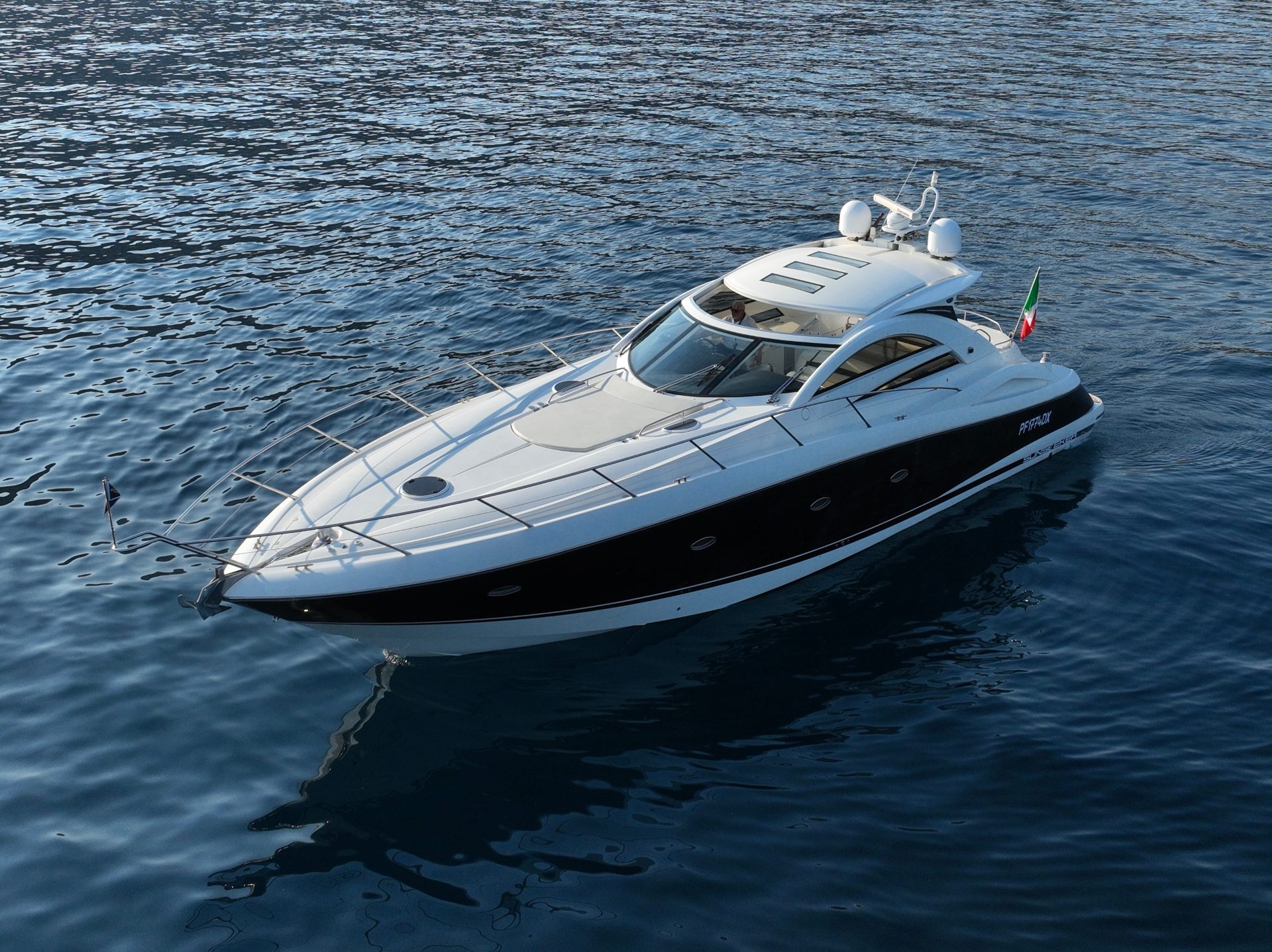 Sunseeker Portofino 53 — amarrado en Capri