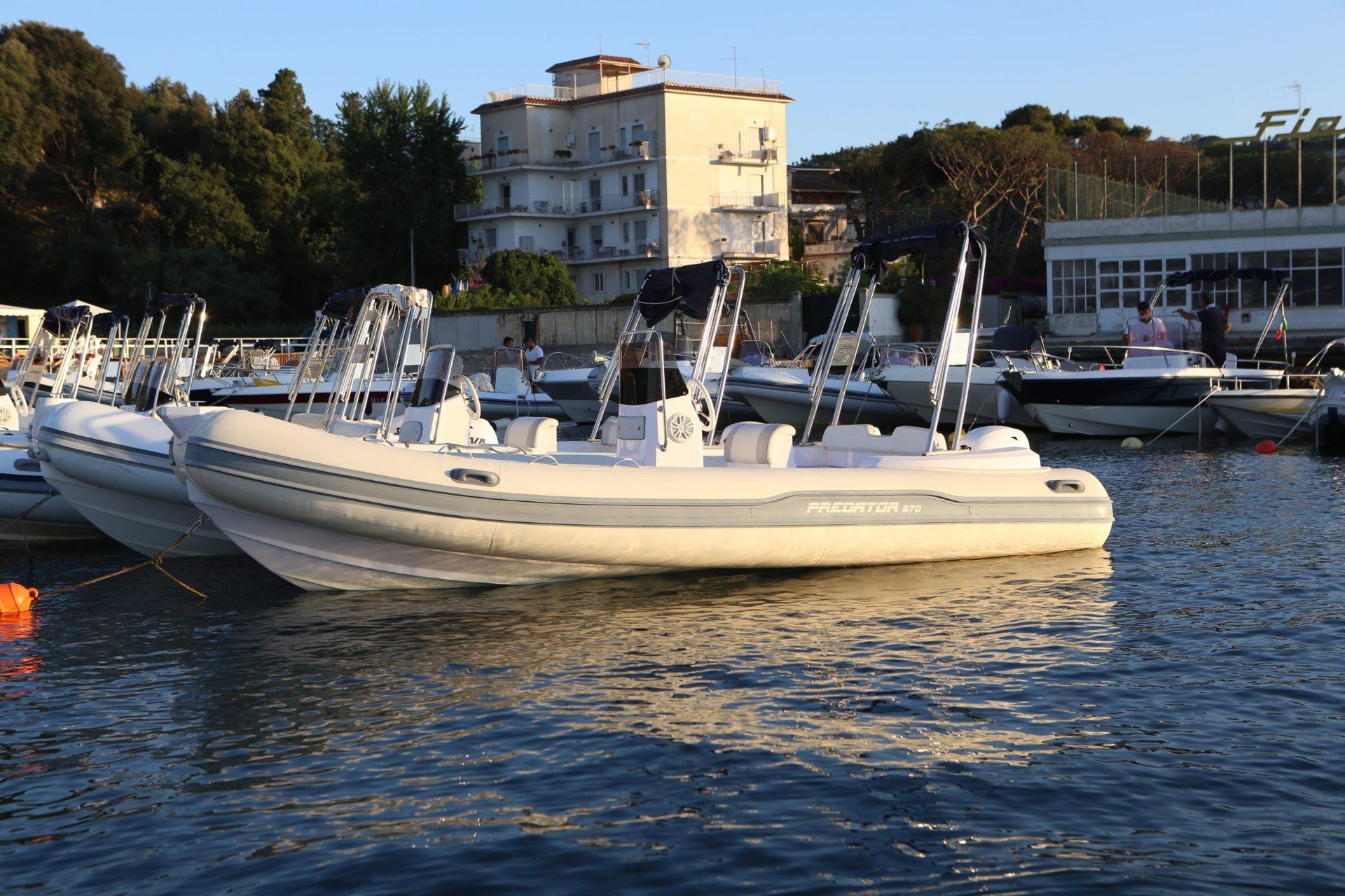 Da Bacoli: Noleggio Gommone senza patente motore 40cv — ormeggiata a Bacoli